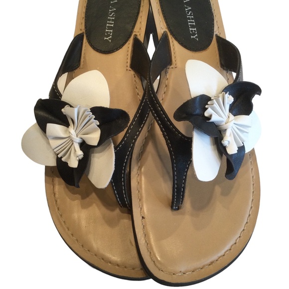 Laura Ashley Black & White Thong Sandal Size 7.5 - Picture 3 of 8